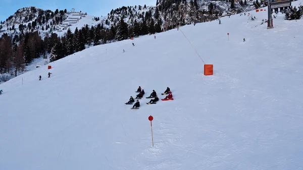 Skupina Chlapců Dívek Snowboardistů Sedět Sněhu Sjezdovce Snowboardistů Odpočinek Posezení — Stock fotografie