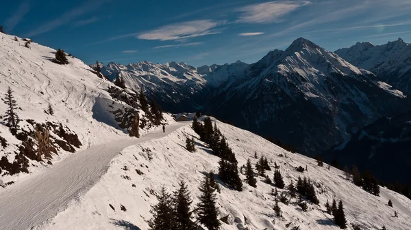 Dağ tarafı yolda Kayak — Stok fotoğraf