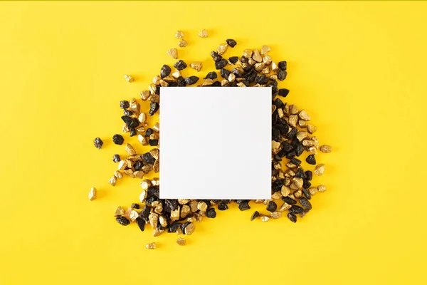 Rocas Con Papel Blanco Sobre Fondo Amarillo —  Fotos de Stock