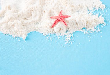 Mavi bir arkaplanda kabuklar ve çıkıntılar.