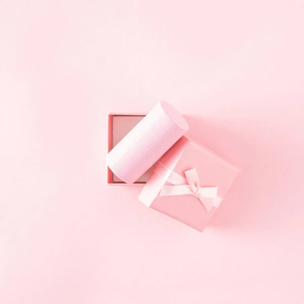 Caja Regalo Abierta Rosa Sobre Fondo Rosa Pastel Con Objeto —  Fotos de Stock