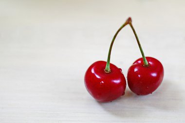 Tahta bir arka planda kiraz.