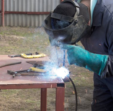 Kaynakçı Kaynak metal parçalar