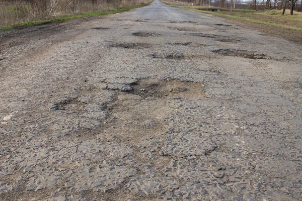 kötü kırık yol asfalt çukurları ile