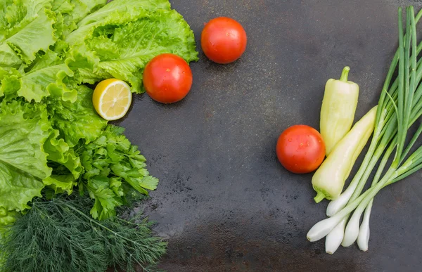 Marul dereotu, maydanoz, limon, kırmızı domates ve yeşil soğan ile — Stok fotoğraf