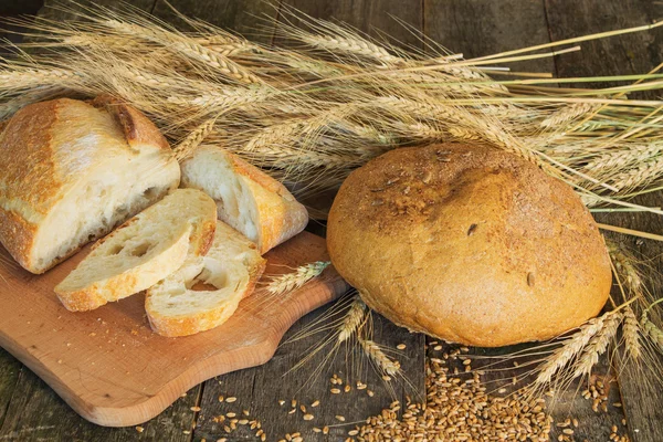 kulakları ve buğday tahıl ile bütünleşmiş ve dilimlenmiş ekmek