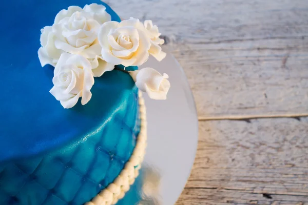 Blue cake with white roses closeup — Stock Photo, Image