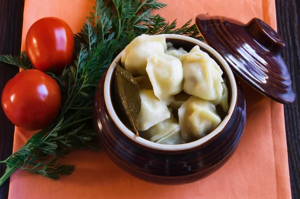 Hot dumplings in ceramic bowl close up — Stock Photo, Image