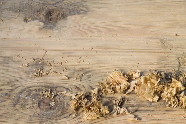 Деревянные стружки на деревянном фоне размыты — стоковое фото