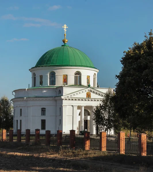 DIKANKA, UKRAINE - 10 OCTOBRE 2015 : Eglise Saint-Nicolas, construite en 1797, c'est aussi le lieu de sépulture de la famille Kochubey — Photo