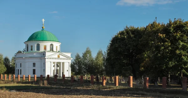 DIKANKA, UKRAINE - 10 OCTOBRE 2015 : Eglise Saint-Nicolas, construite en 1797, c'est aussi le lieu de sépulture de la famille Kochubey — Photo