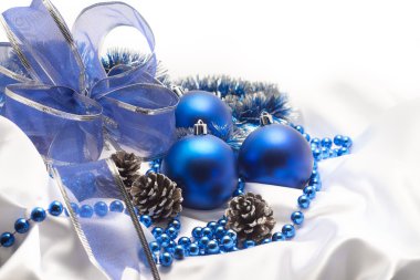 çam kozalakları ve beyaz güzel bir yay ile mavi Noel topları