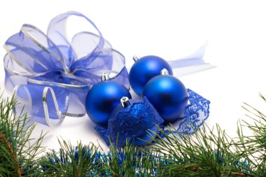 Dantel ve beyaz arka plan üzerinde yay ile Noel Top mavi 