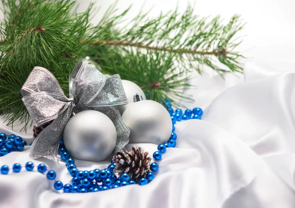 Çamın dalları ve mavi boncuk ile yay ile gümüş Noel topları