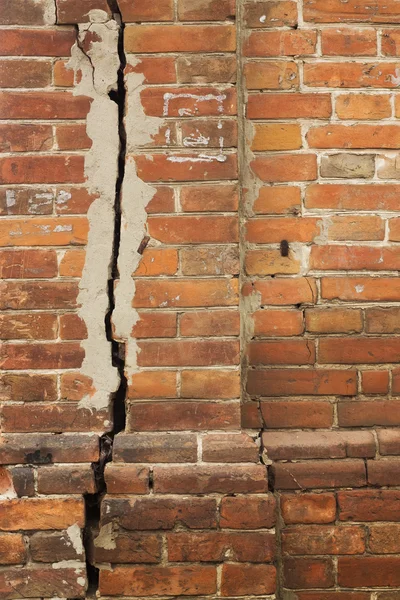 Oude gebarsten bakstenen muur ruwe textuur met lichte naden — Stockfoto