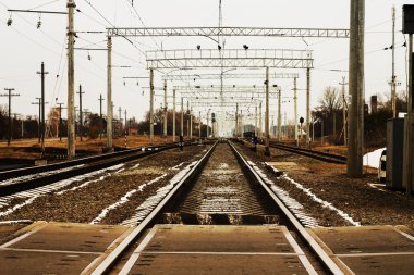 Demiryolları ile trafik ışıkları istasyonunda