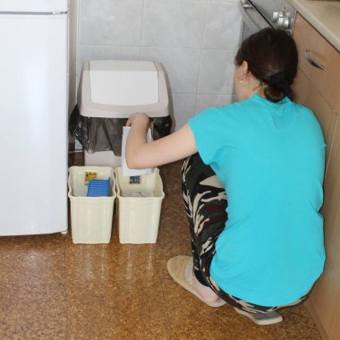 Atık ayıklama sırasında ev üyesi