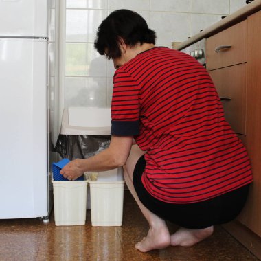 Atık ayıklama sırasında ev üyesi