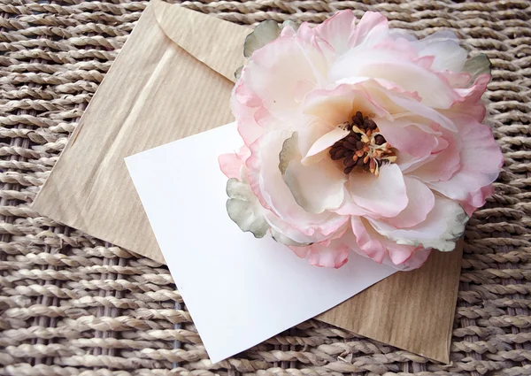 Όμορφο ανθισμένο bud από λουλούδι σε ένα καφέ χαρτί και wickered υπόβαθρο — Φωτογραφία Αρχείου