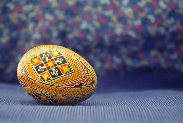 Huevo de Pascua pintado en hermoso patrón étnico. Diseño artesanal antiguo y tradicional . — Foto de Stock