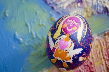 Güzel renk soyut resim, renkli dokulu arka plan üzerine izole ile tek Paskalya yumurtası. Çocuk boyama