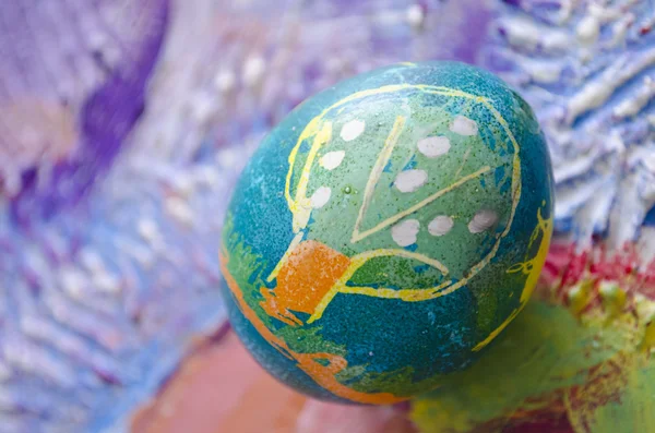 Huevo de Pascua individual con hermosa imagen abstracta de color, aislado sobre fondo texturizado de color. Niños pintando — Foto de Stock