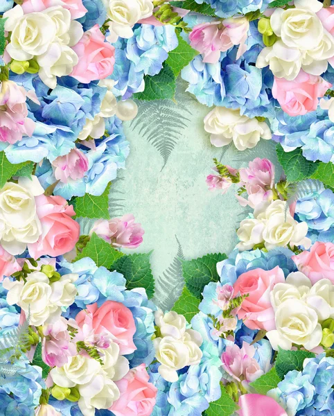 Etiqueta floral de belleza. Elegante cubierta sobre fondo grunge con hortensias y flores de rosas. Tarjeta de felicitación . —  Fotos de Stock
