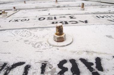 Çelik somunu, cıvatayı ve ahşabı harflerle yıka. Paslı düz diski, ahşap dokuyu, fındığı falan boş ver..