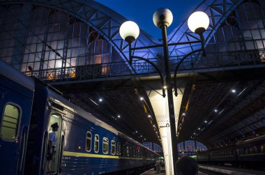 Lviv 'deki gece istasyonu. Platformdaki fenerler. Gece fotoğrafı..