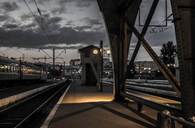 Lviv 'deki gece istasyonu. Platformdaki fenerler. Gece fotoğrafı..