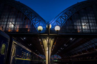 Lviv 'deki gece istasyonu. Platformdaki fenerler. Gece fotoğrafı..