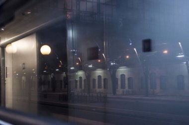 Lviv 'deki gece istasyonu. Platformdaki fenerler. Gece fotoğrafı..