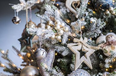 Mutlu Noeller ve mutlu yıllar kartı. Noel Yıldızı süslemesi. Tatil kompozisyonu. Neşeli arkaplan.