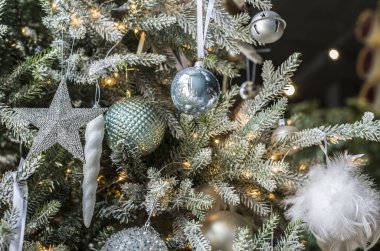 Mutlu Noeller ve mutlu yıllar kartı. Noel Yıldızı süslemesi. Tatil kompozisyonu. Neşeli arkaplan.