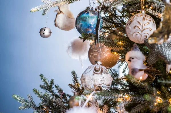 銀の枝で飾られたぼやけた背景にクリスマスボール 新年のバナーの写真 — ストック写真