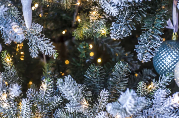銀の枝で飾られたぼやけた背景にクリスマスボール 新年のバナーの写真 — ストック写真