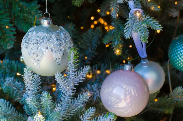 Arka Planda Gümüş Bir Dalla Süslenmiş Bulanık Bir Noel Topları — Stok fotoğraf