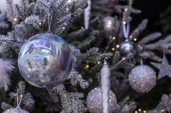 Kerstballen Van Een Wazige Achtergrond Versierd Met Een Zilveren Tak — Stockfoto