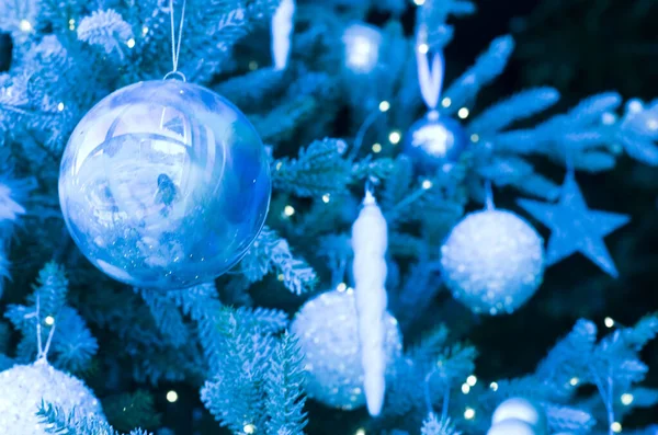 Julbollar Suddig Bakgrund Dekorerad Med Silver Gren Foto För Nyåret — Stockfoto