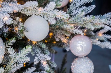 Arka planda gümüş bir dalla süslenmiş bulanık bir Noel topları. Yeni yıl afişi için fotoğraf