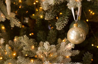 Arka planda gümüş bir dalla süslenmiş bulanık bir Noel topları. Yeni yıl afişi için fotoğraf