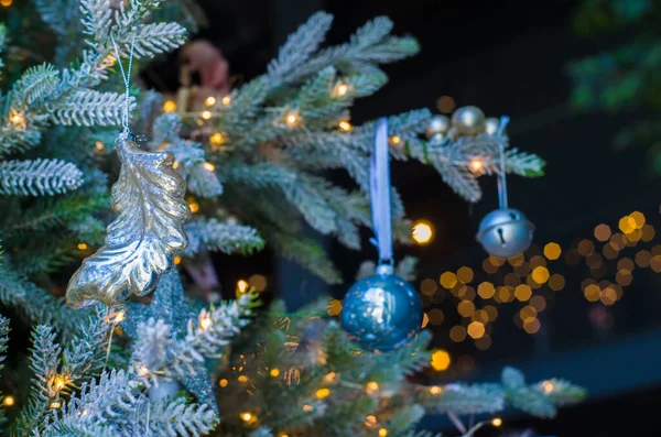 Bolas Navidad Sobre Fondo Borroso Decorado Con Una Rama Plata — Foto de Stock