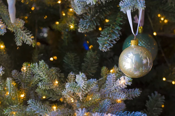 Рождественские Шары Размытом Фоне Украшенные Серебряной Веткой Фото Новогоднего Баннера — стоковое фото