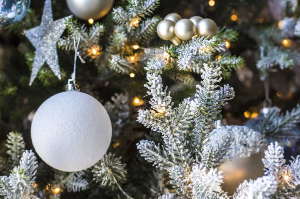 Kerstballen Van Een Wazige Achtergrond Versierd Met Een Zilveren Tak — Stockfoto