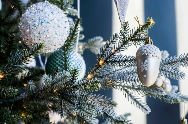 銀の枝で飾られたぼやけた背景にクリスマスボール 新年のバナーの写真 — ストック写真