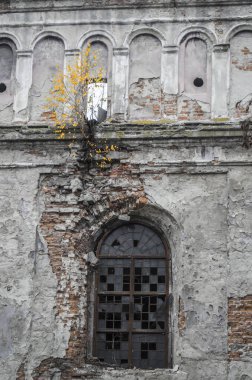 Zhovkva 'daki eski sinagogun antik penceresi. Tek renkli mistik fotoğraf..