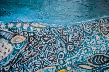 Mavi soyut el akrilik resim kompozisyonu çiziyor. İç dekorasyon