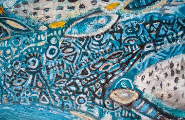 Mavi soyut el akrilik resim kompozisyonu çiziyor. İç dekorasyon