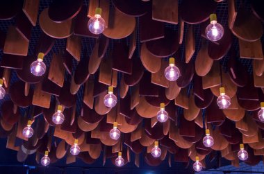 Tavan mutfak tahtalarıyla süslenmiş. Köy tarzında orijinal ışıklandırma sistemi.