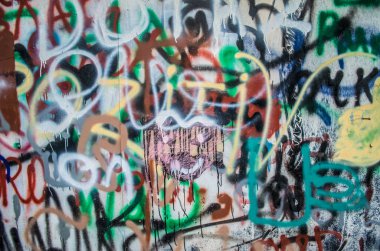 Paslı eski yüzeyin bir parçası. Çok renkli metal dokular. Poster. İç dekorasyon. Çarpık çizgileri olan Grunge arkaplanı.